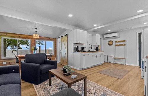 Stockbridge House | New! Lake Front|PrivateDock|Kayaks&Paddleboards!