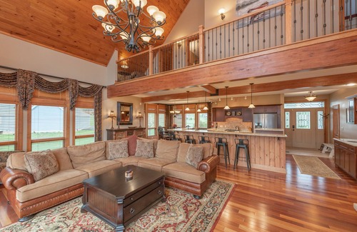 Waterfront Greens House | New! Lake Side Lodge: Lakfront, Golf Area, Dock Slip, Hot Tub!