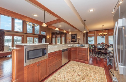 Waterfront Greens House | New! Lake Side Lodge: Lakfront, Golf Area, Dock Slip, Hot Tub!