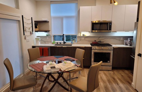 East Queen Anne House | NEW Lake Union Townhouse with Lakeview Rootop Deck