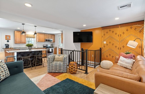 Lake Harmony Estates House | NEW! Lake View Honky Tonk- Karaoke and Stage- Hot Tub- Firepit- Bar-HUGE Deck!