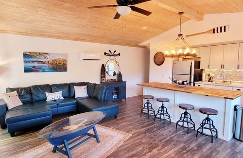 Cherokee Cabin | NEW! Lakefront Cabin-Mnt View-Hot Tub-WIFI-Prime Location-Bryson City/Cherokee