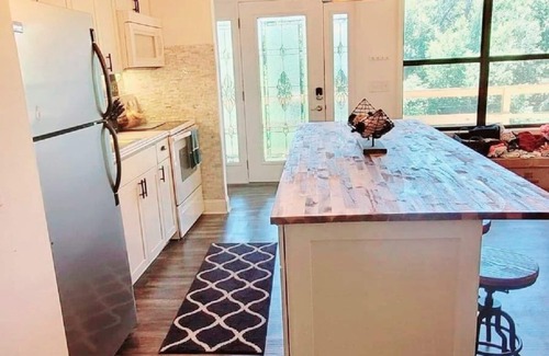 Cherokee Cabin | NEW! Lakefront Cabin-Mnt View-Hot Tub-WIFI-Prime Location-Bryson City/Cherokee
