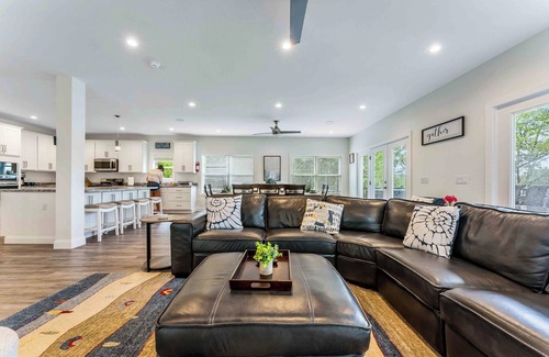 Lake Harmony House | NEW Lakefront Retreat | Huge Deck, Kayaks, Views