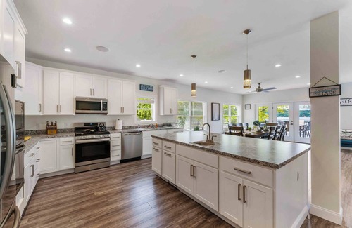 Lake Harmony House | NEW Lakefront Retreat | Huge Deck, Kayaks, Views