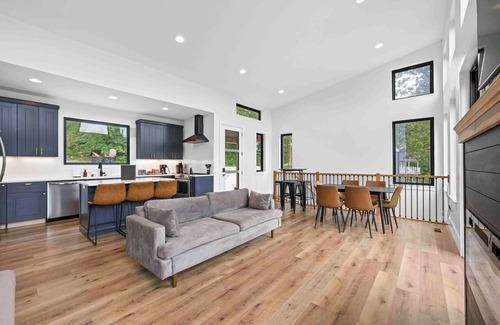 Williamstown House | New- Lakefront w/Dock- Hot tub-7 miles to Ark