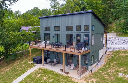 Williamstown House | New- Lakefront w/Dock- Hot tub-7 miles to Ark