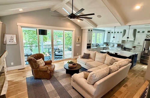 Denver House | *NEW* Lakefront Wellness Escape Hot tub & Yoga