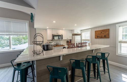 Alton Bay House | NEW Lakeside Haven: Sleeps12| HotTub |Private Dock