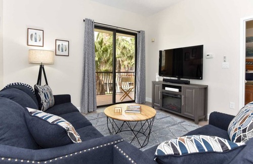 National Gardens Apartment | NEW Lakeview Stay, Onsite Pool, Near Harley Outlet
