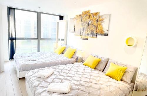 Angel Apartment | New Large 4 Bedroom & 3 Bathroom Flat near Angel Station in Zone 1 London for Max 13 Guests