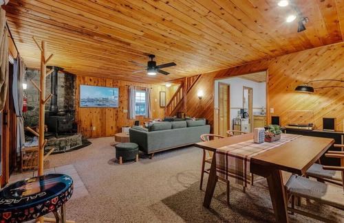 Shingletown House | New Lassen Red Barn – Hot Tub, Arcade, & So Cozy!