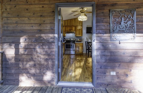 Hiawassee House | NEW! Lil' Oak Lodge Escape - Great Location + King Suite!