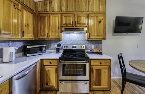 Hiawassee House | NEW! Lil' Oak Lodge Escape - Great Location + King Suite!