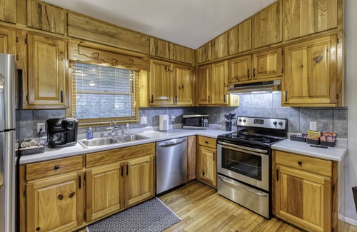 Hiawassee House | NEW! Lil' Oak Lodge Escape - Great Location + King Suite!