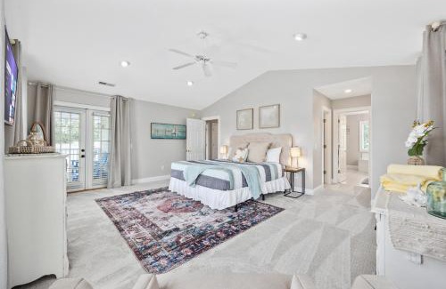 Crescent Beach Villa | New Listing, 2min WALK to Beach, Single Family Home, Pet Friendly, HotTub, Smart TV, Sleeps 10, Private Backyard