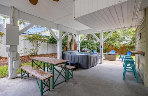 Crescent Beach Villa | New Listing, 2min WALK to Beach, Single Family Home, Pet Friendly, HotTub, Smart TV, Sleeps 10, Private Backyard