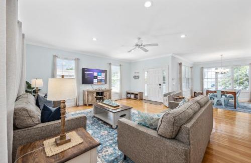 Crescent Beach Villa | New Listing, 2min WALK to Beach, Single Family Home, Pet Friendly, HotTub, Smart TV, Sleeps 10, Private Backyard
