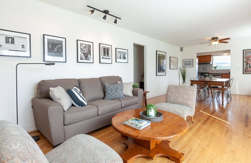 Hood River House | New listing, 4 bed 2.5 bath, amazing view of Mt Adams minutes from Downtown