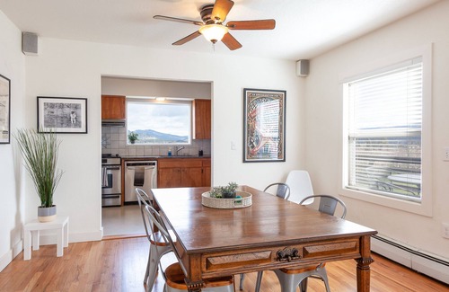 Hood River House | New listing, 4 bed 2.5 bath, amazing view of Mt Adams minutes from Downtown
