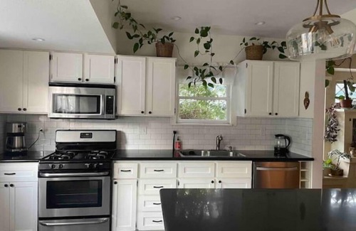 Rose City Park Bed & Breakfast | NEW LISTING-Adorable Craftsman, great neighborhood