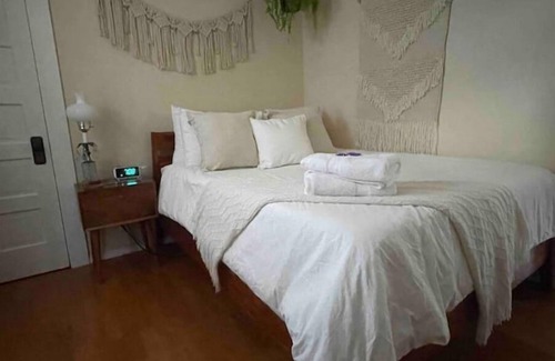 Rose City Park Bed & Breakfast | NEW LISTING-Adorable Craftsman, great neighborhood