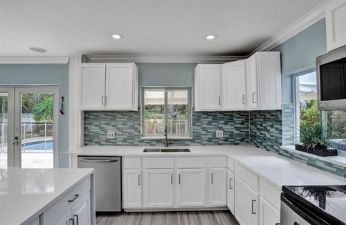 Birch Park Finger Streets House | New listing! beach property, sleeps 8+. heated pool. full kitchen and wash.dryer