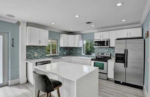 Birch Park Finger Streets House | New listing! beach property, sleeps 8+. heated pool. full kitchen and wash.dryer