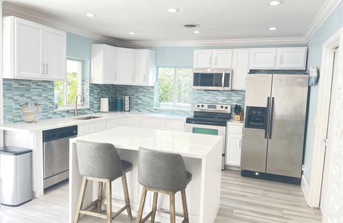 Birch Park Finger Streets House | New listing! beach property, sleeps 8+. heated pool. full kitchen and wash.dryer