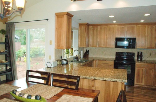 Florence House | *New Listing* Beautiful In Town Home Close to Old Town Florence, Dunes, Lakes, and Ocean.
