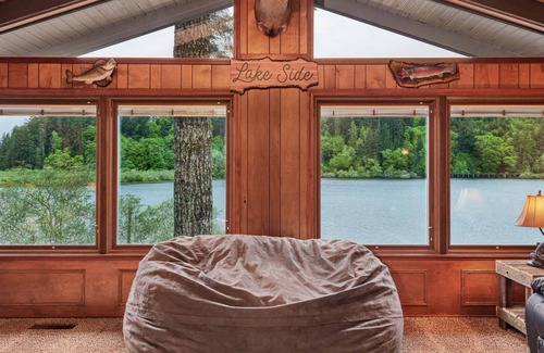 Lakeside House | *New Listing* Beautiful Lodge On The Lake - Hot Tub, Private Dock, Gas Grill, Pool Table, and Bar