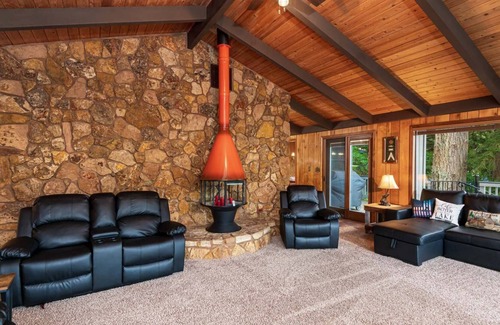 Lakeside House | *New Listing* Beautiful Lodge On The Lake - Hot Tub, Private Dock, Gas Grill, Pool Table, and Bar