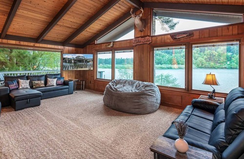 Lakeside House | *New Listing* Beautiful Lodge On The Lake - Hot Tub, Private Dock, Gas Grill, Pool Table, and Bar