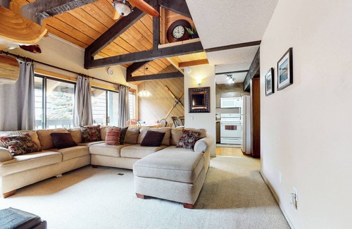 Majestic Pines Condo | *New Listing* Bigwood Retreat - Walking distance to shuttle