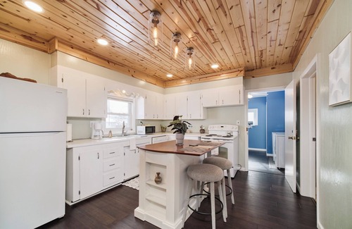 Manistee House | NEW LISTING charming 2 bedroom house walking distance to the beach and downtown