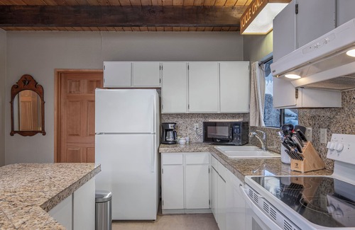 Leavenworth Cabin | New Listing- Close to Hiking, Hot Tub, Views, WIFI