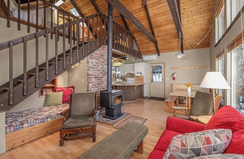 Leavenworth Cabin | New Listing- Close to Hiking, Hot Tub, Views, WIFI