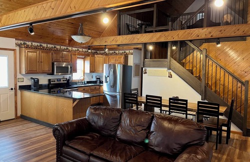 Sevierville Cabin | New Listing - Cozy 5-bedroom cabin in Sevierville - sleeps 18!