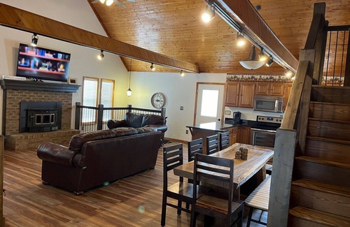 Sevierville Cabin | New Listing - Cozy 5-bedroom cabin in Sevierville - sleeps 18!