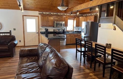 Sevierville Cabin | New Listing - Cozy 5-bedroom cabin in Sevierville - sleeps 18!