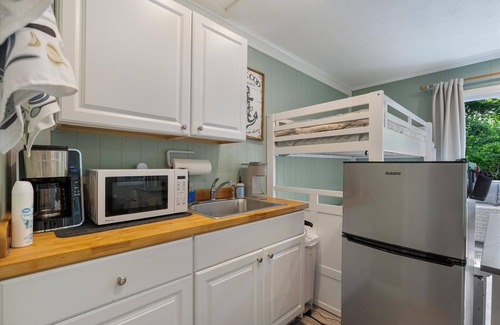 Hyannis Apartment | [New Listing] Cozy Studio near the Beach and Main Street - Captain Gosnold - 18C
