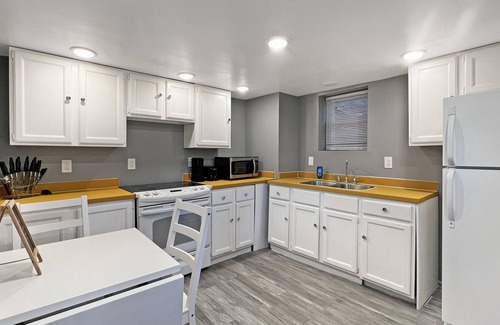 Forest Hills House | *New Listing*Cute 1BR/Private Balcony/Free Parking