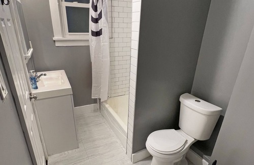 Forest Hills House | *New Listing*Cute 1BR/Private Balcony/Free Parking