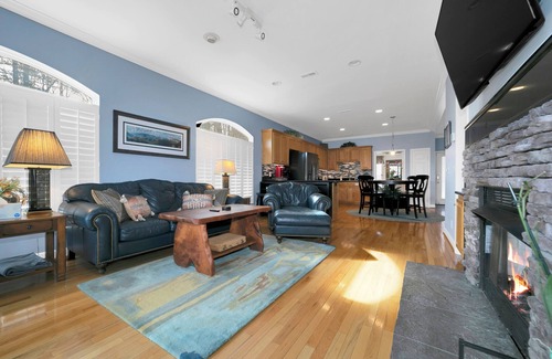 Lake Toxaway Condo | NEW LISTING Delightful 3-bedroom condo in Lake Toxaway with stunning views