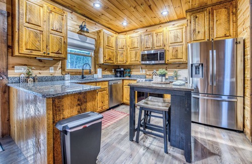 Epworth Cabin | New Listing Discount! Modern. Arcade Games. Ping Pong.Jacuzzi. Fire.King Beds