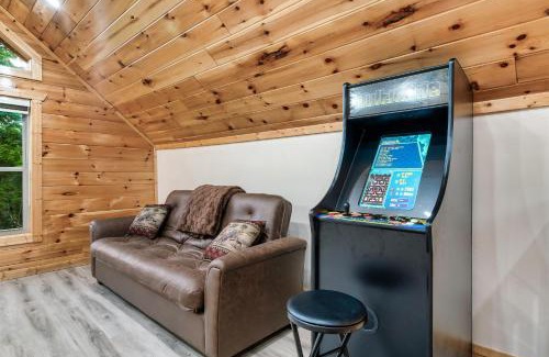 Gatlinburg - Pigeon Forge House | New Listing - Dollywood - HotTub - Arcade - Grill