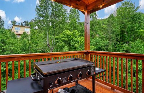Gatlinburg - Pigeon Forge House | New Listing - Dollywood - HotTub - Arcade - Grill