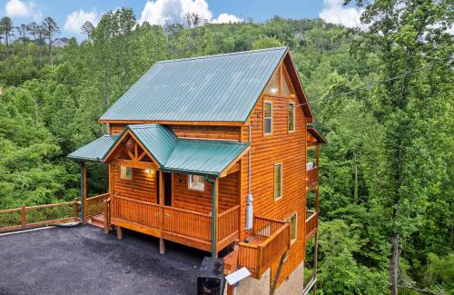 Gatlinburg - Pigeon Forge House | New Listing - Dollywood - HotTub - Arcade - Grill