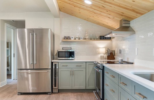Levering House | New Listing!-Douglas Lakefront Home-Hot Tub-GameRoom-FirePit-Dog-friendly!