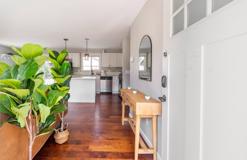 Picnic Point-North Lynnwood House | NEW LISTING! Edmonds Escape | Modern Home & Appliances by RedAwning